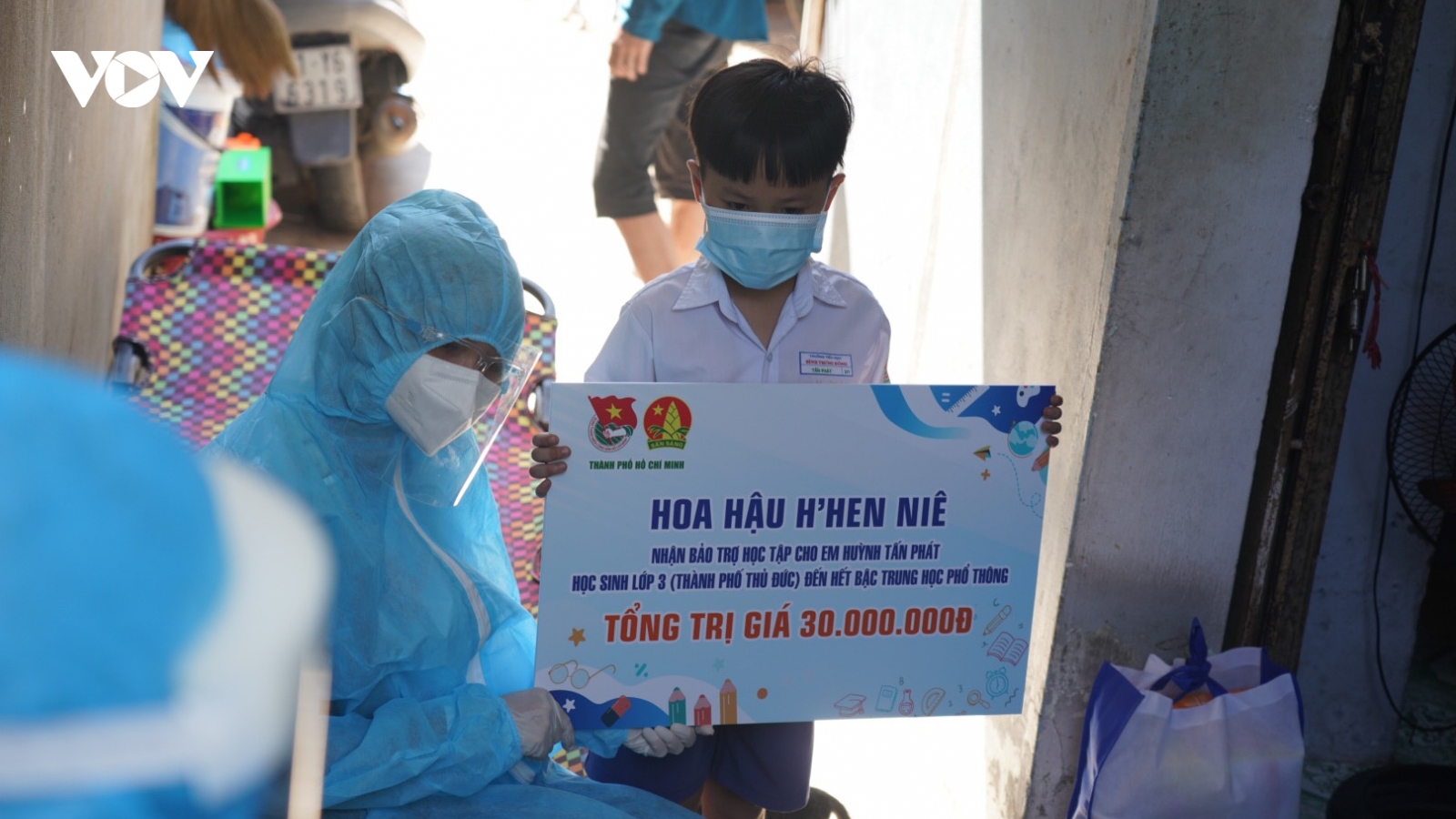 Nói là làm, H'Hen Niê đến bảo trợ ngay em bé mất mẹ vì Covid-19