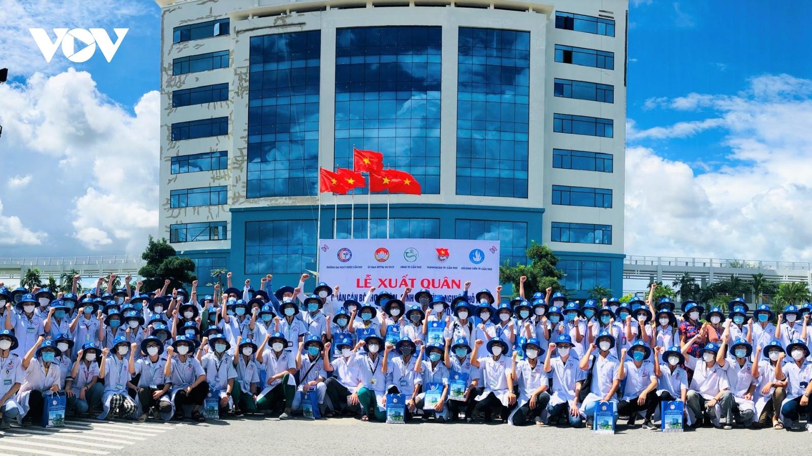 205 cán bộ, sinh viên Đại học Y dược Cần Thơ lên đường hỗ trợ TP.HCM