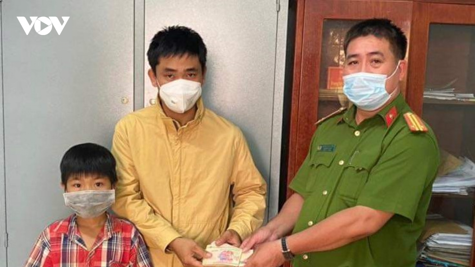 Cậu bé chăn bò trả lại 19 triệu đồng cho người đánh rơi