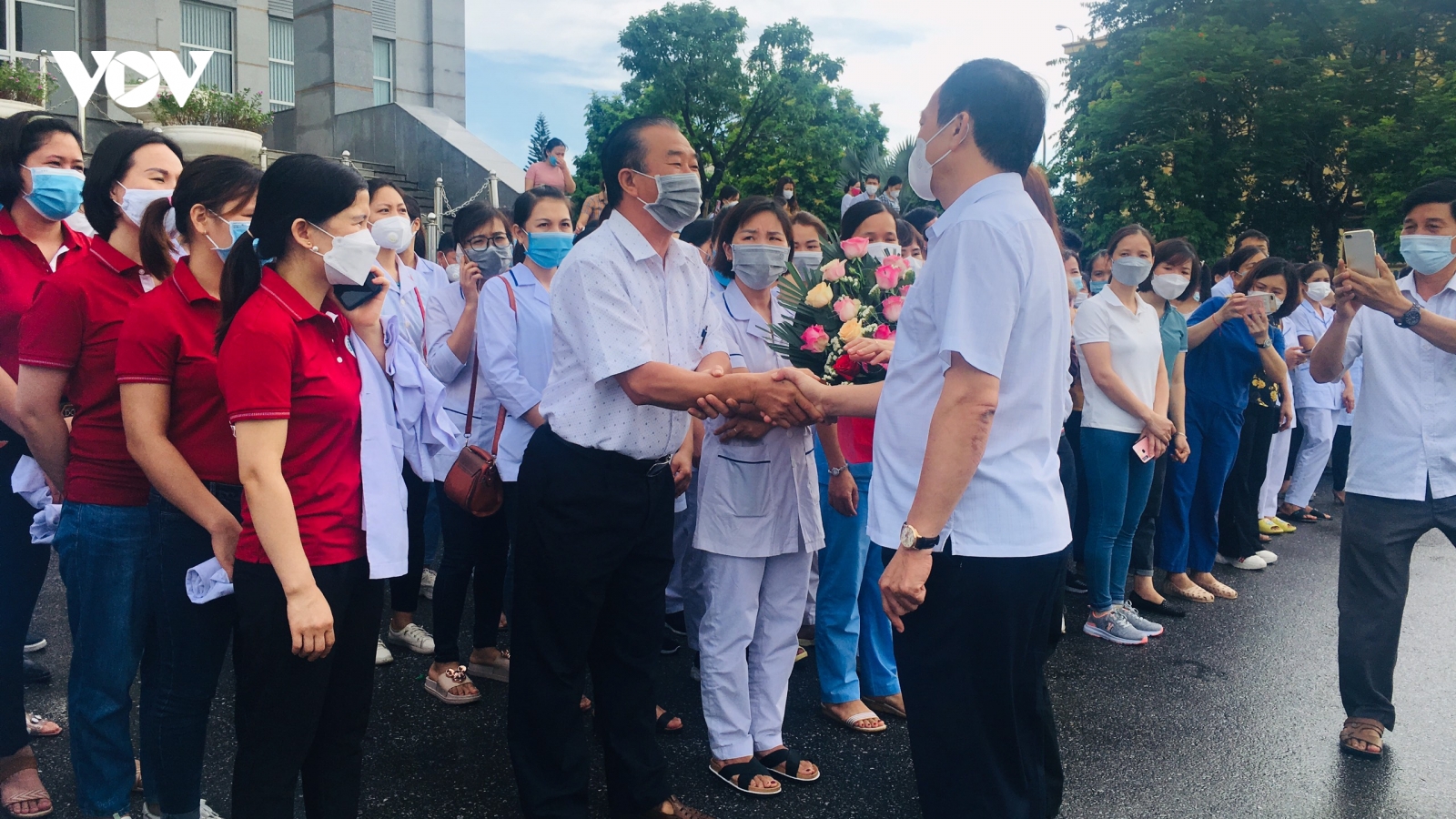 500 nhân viên y tế Hưng Yên lên đường hỗ trợ Hà Nội chống dịch