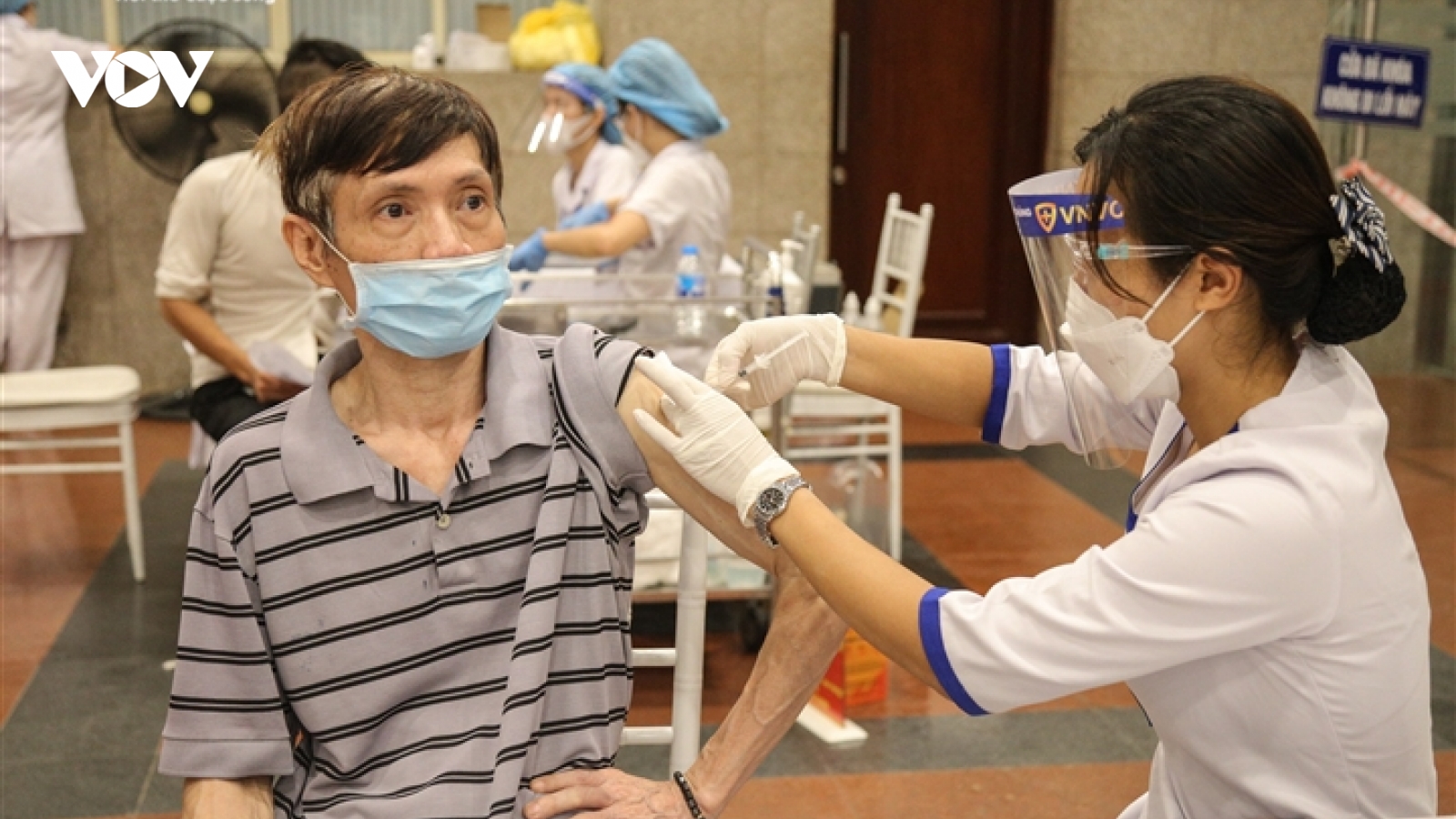 Xuyên đêm tiêm vaccine ngừa Covid-19 cho người dân Hà Nội