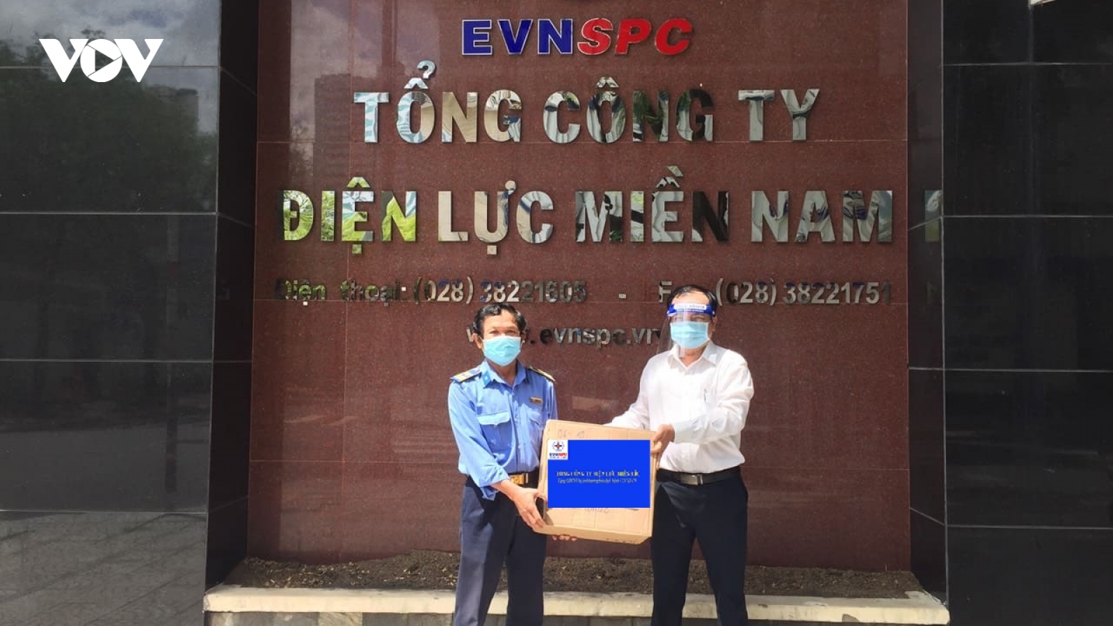 EVN Miền Bắc tặng 2.500 máy đo nồng độ oxy cho điện lực các tỉnh phía Nam