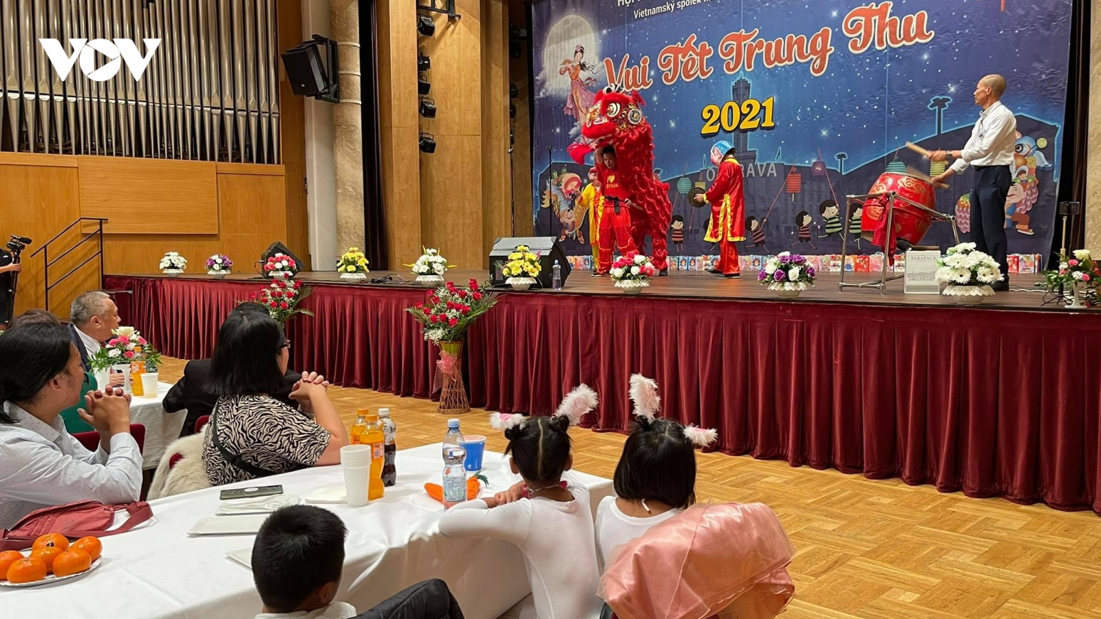 Ấm áp Tết Trung thu cho trẻ em người Việt tại khu vực biên giới CH Séc
