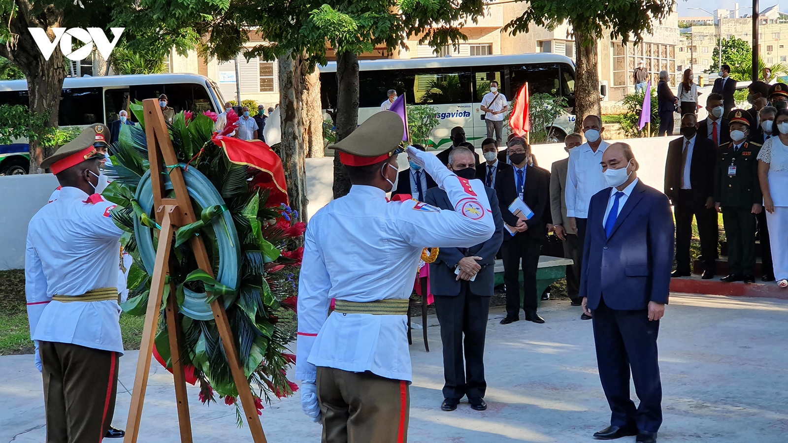 Chủ tịch nước đặt vòng hoa tại Tượng đài Chủ tịch Hồ Chí Minh ở Cuba