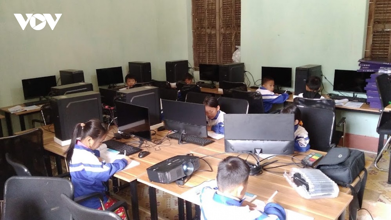 Sóng và máy tính cho em - Ước mơ của học sinh nghèo xứ Lạng