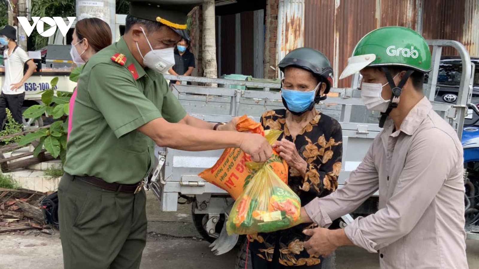 “Những chuyến xe nghĩa tình” tiếp tục lăn bánh đến với bà con "điểm nóng" dịch Covid-19