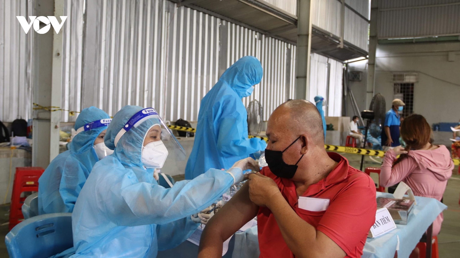 Người dân TP.HCM đi tiêm vaccine không cần thư mời, không cần đăng ký trước