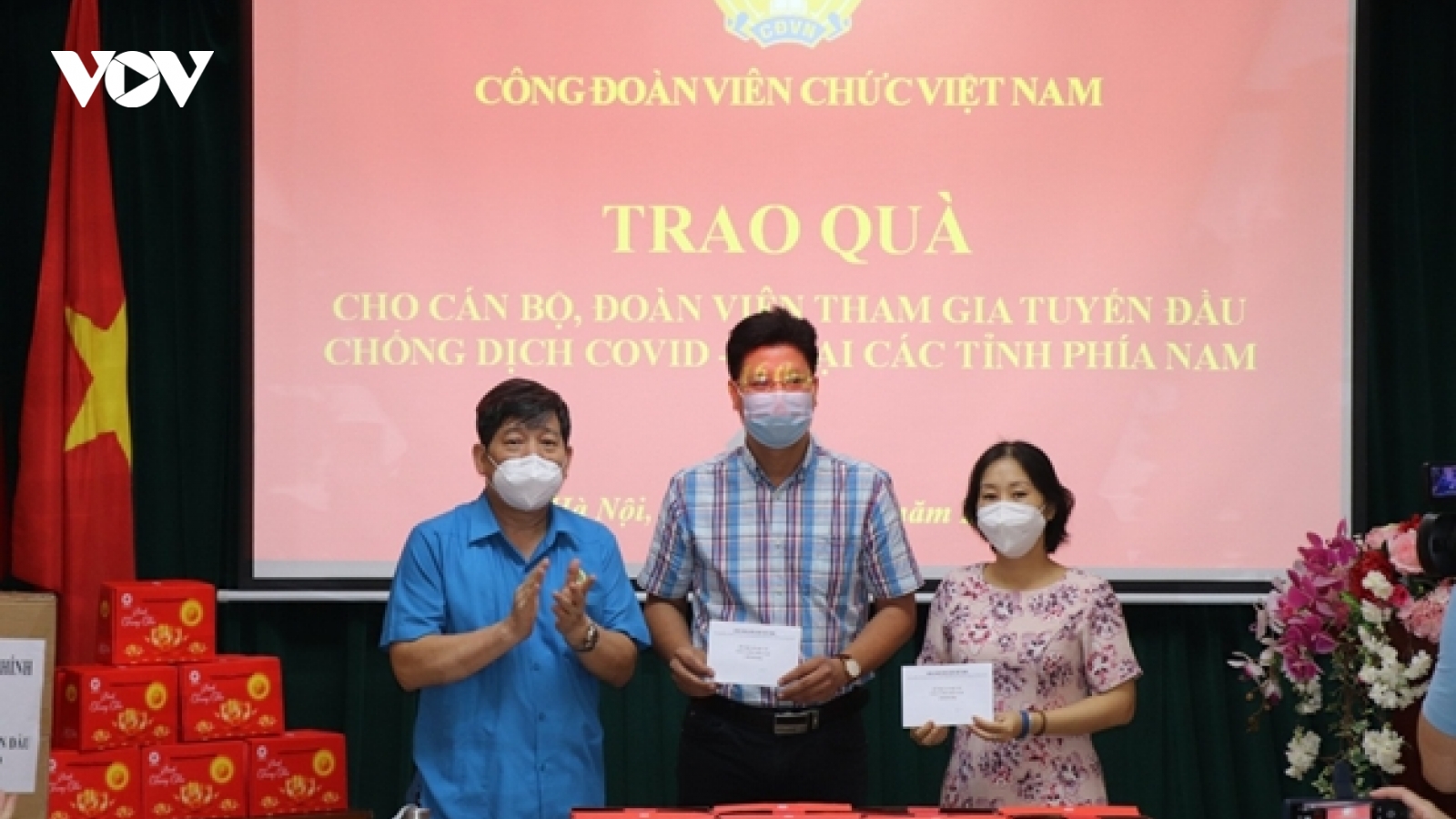 Công đoàn Viên chức Việt Nam trao quà cho lực lượng tham gia tuyến đầu chống dịch