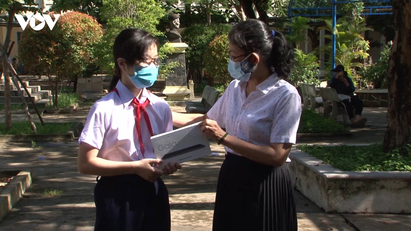 “Sóng và máy tính cho em” giúp học sinh hoàn cảnh khó khăn trong học tập