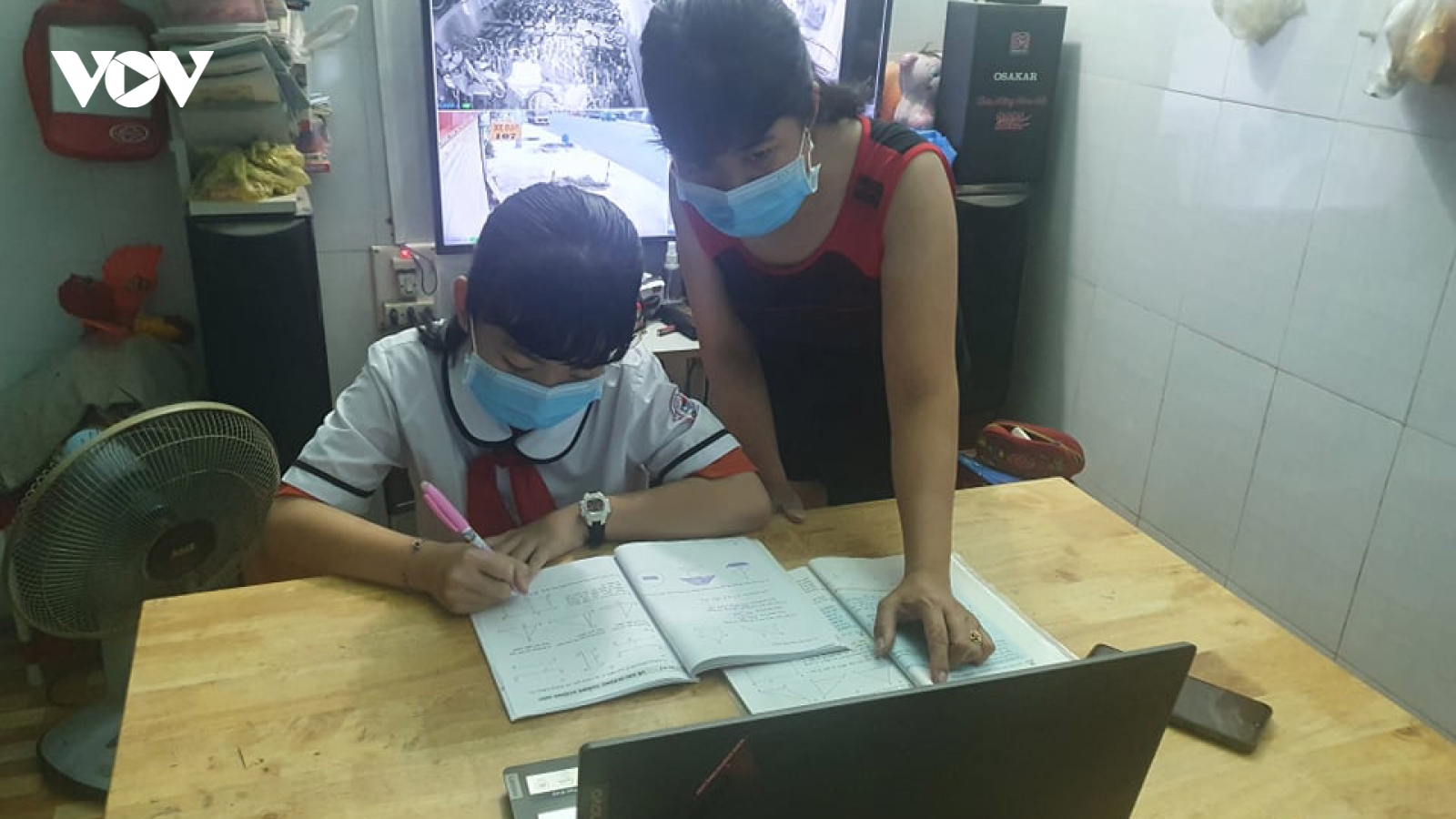 Khoảng 70.000 học sinh ở Bình Dương không có máy tính để học trực tuyến