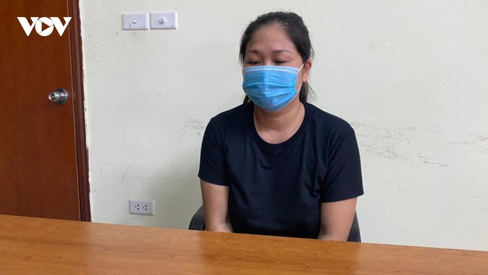 Khởi tố người phụ nữ uống rượu say, đánh cán bộ ở chốt kiểm dịch