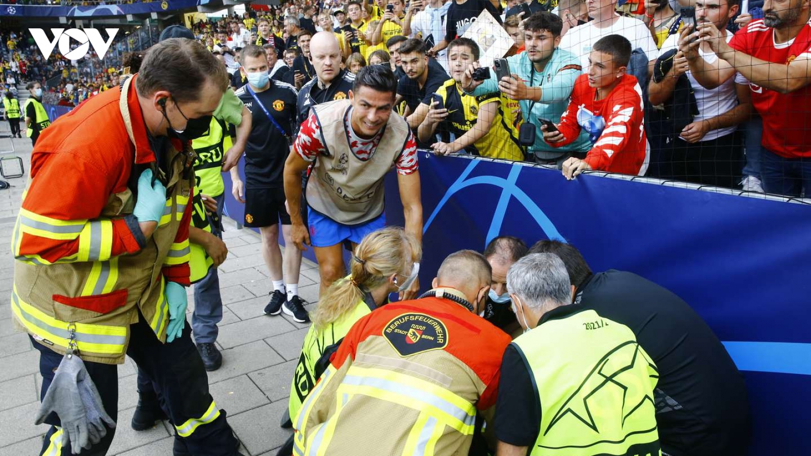 Ronaldo sút bóng khiến nhân viên an ninh gục ở sân