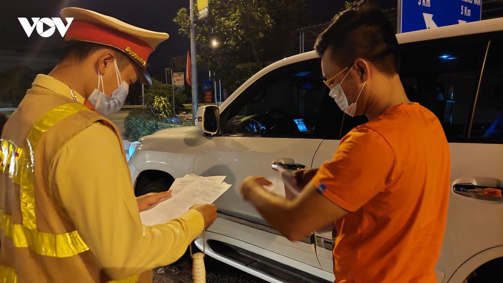 Hàng loạt xe phải quay đầu vì không đủ điều kiện vào Hà Nội