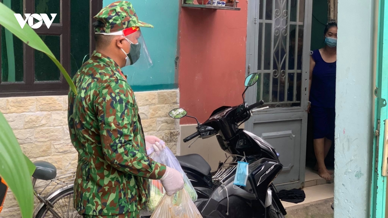 Thủ tướng đề nghị Bộ Công an xử lý nghiêm hành vi "bỏ bom" hàng đi chợ hộ