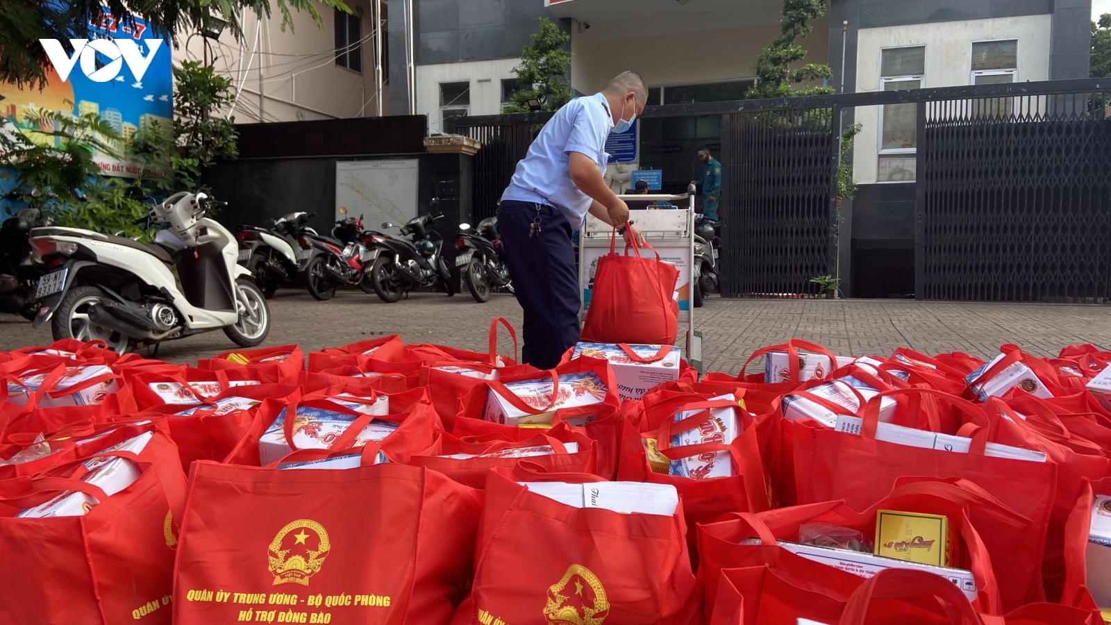 Bộ Quốc phòng trao 100.000 phần quà và 4.000 tấn gạo hỗ trợ người dân TP.HCM