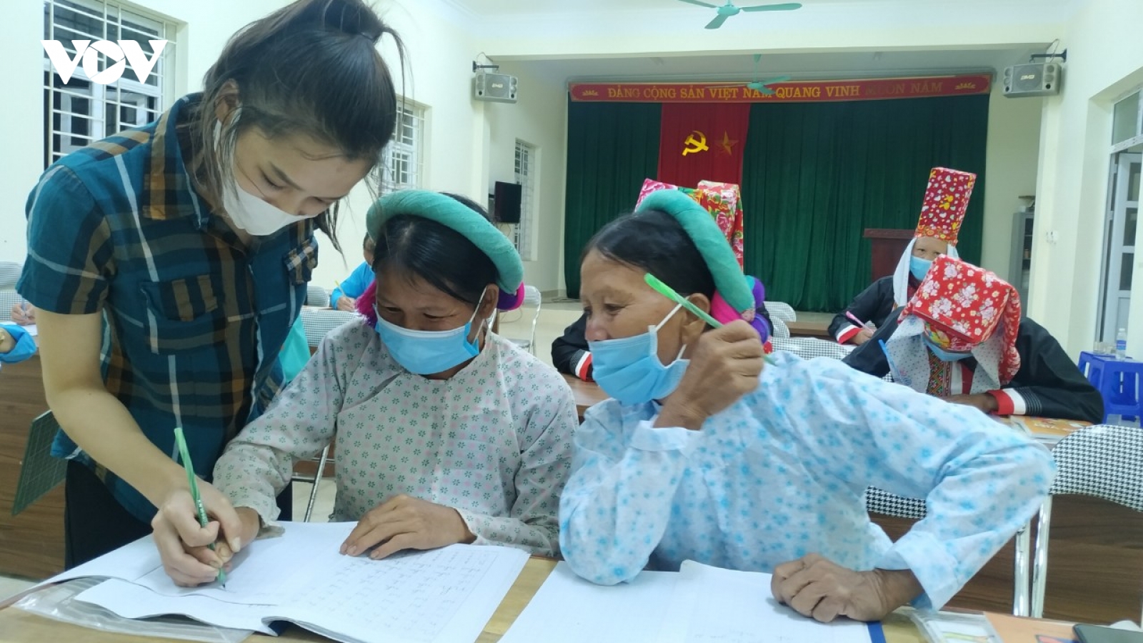 Lớp học xóa mù chữ ở bản vùng cao
