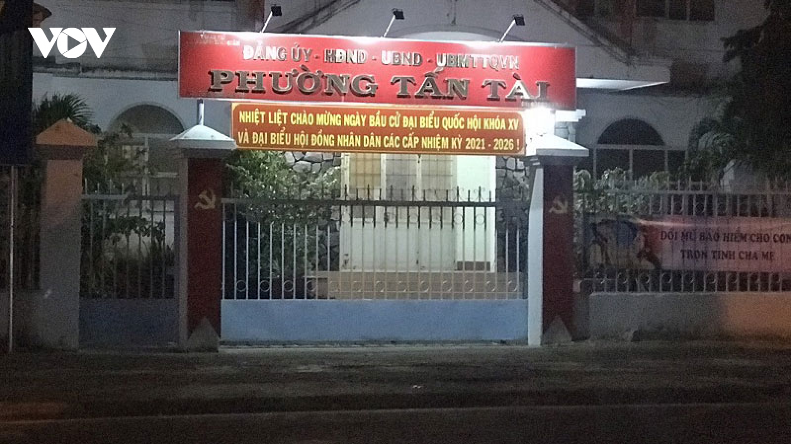 Cách chức Chủ tịch phường vì thu 10.000 đồng/giấy đi đường