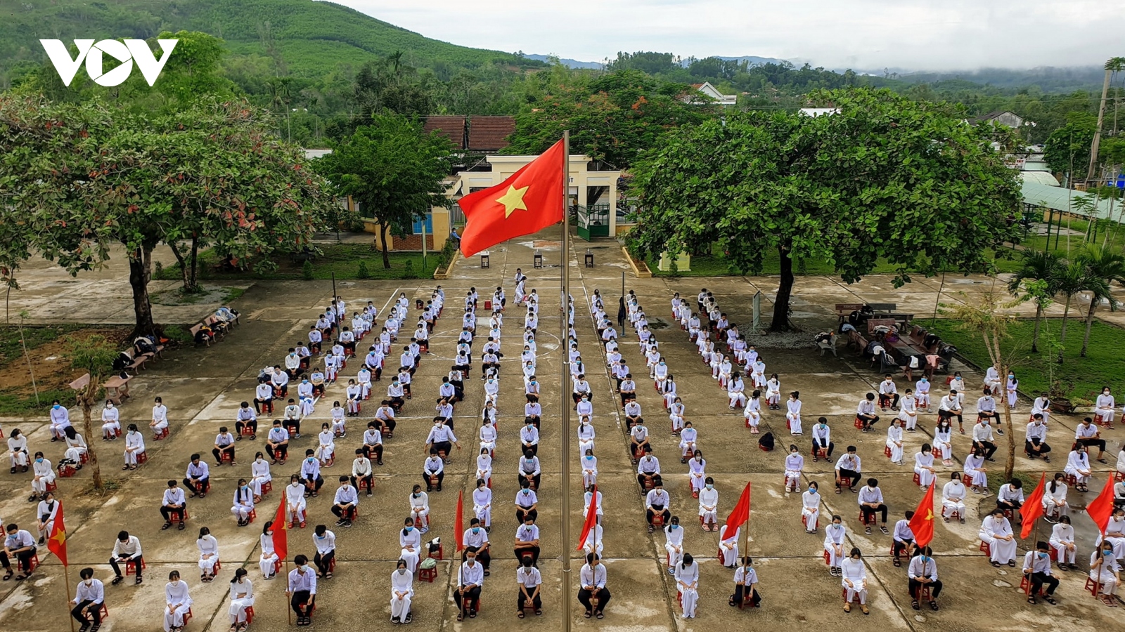 Học sinh miền Trung bắt đầu năm học “dừng đến trường nhưng không dừng học”