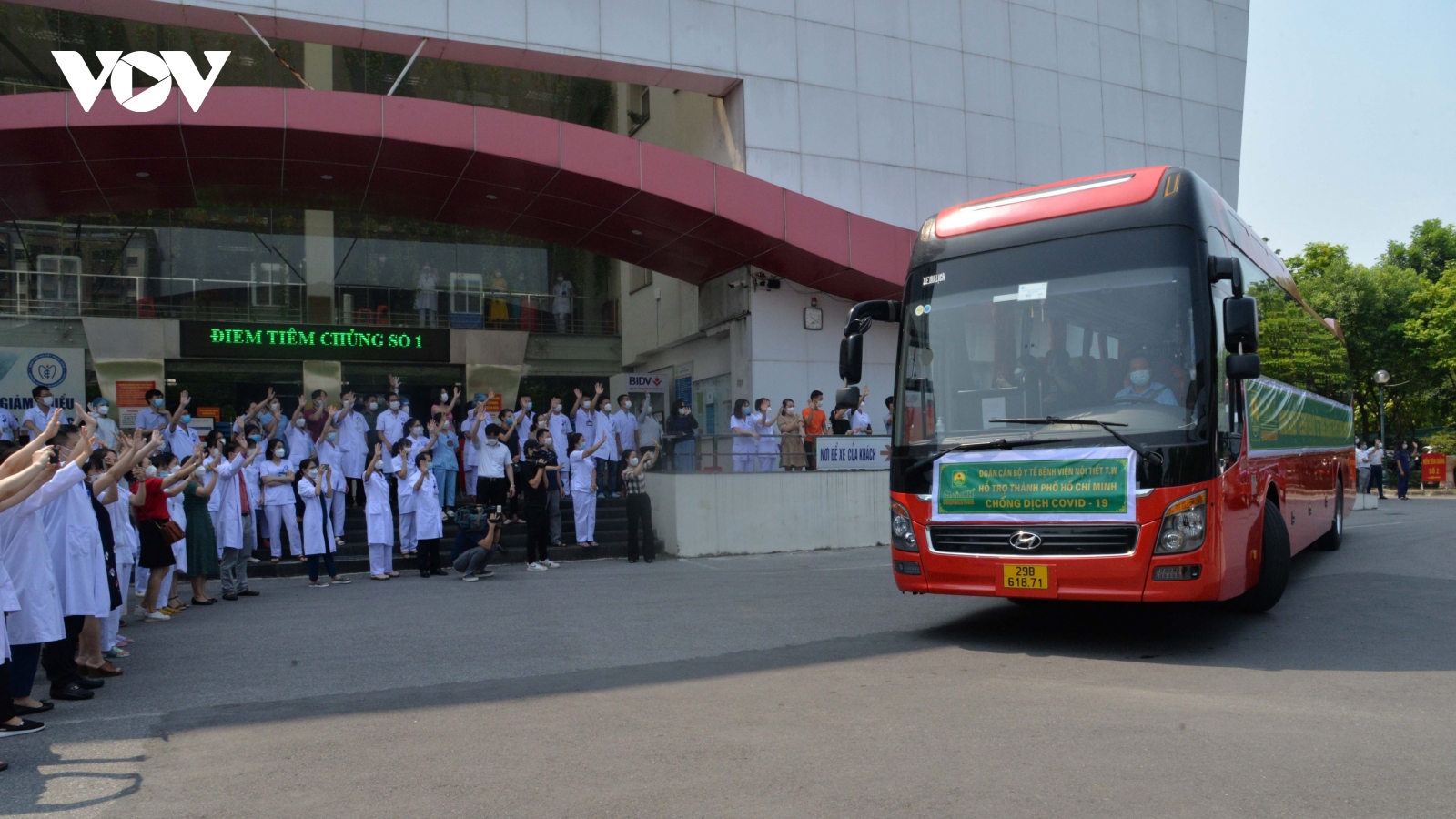 Cán bộ, nhân viên Bệnh viện Nội tiết Trung ương tiếp tục vào TP.HCM hỗ trợ chống dịch