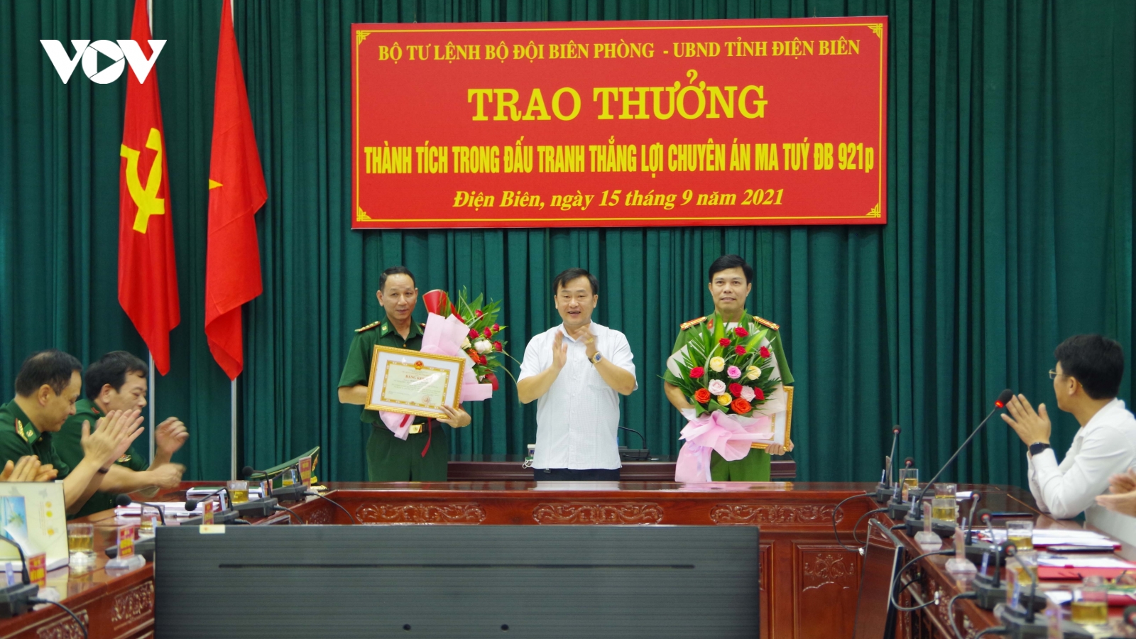 Trao thưởng thành tích trong đấu tranh Chuyên án thu 60.000 viên ma túy tổng hợp