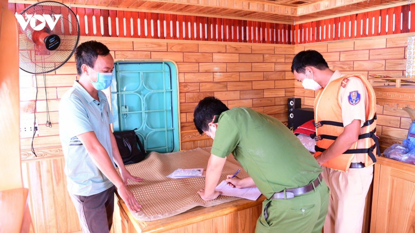 Lực lượng Công an phát hiện tàu chở 1.300 tấn than không có hoá đơn chứng từ