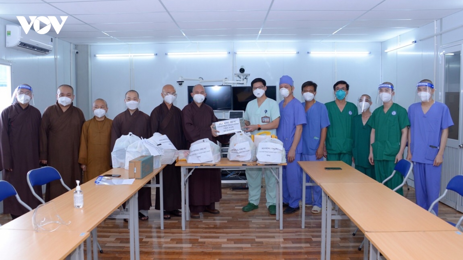 Đại diện Giáo hội Phật giáo Việt Nam thăm bệnh viện dã chiến tại TP.HCM