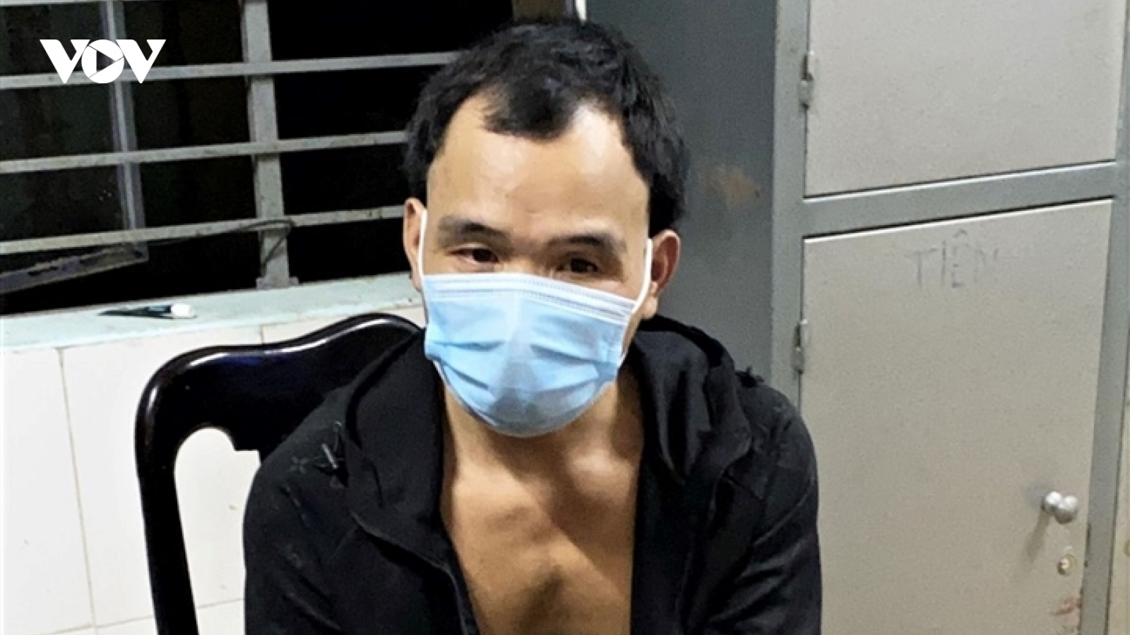 Nam thanh niên ngông cuồng tông chốt kiểm soát rồi lao vào đánh công an