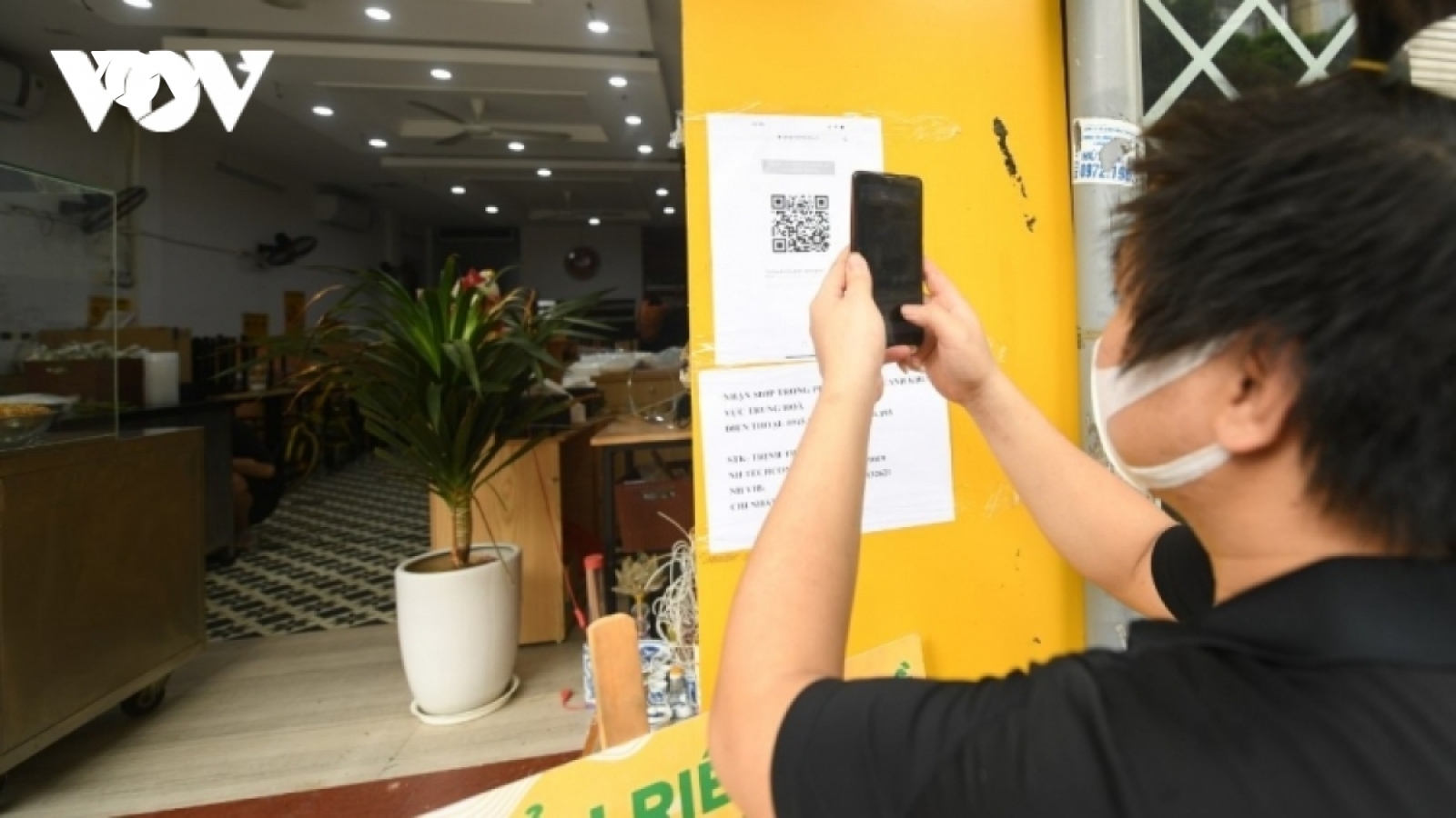 Hà Nội tăng cường quản lý thông tin bằng mã QR khi chuyển sang trạng thái bình thường mới