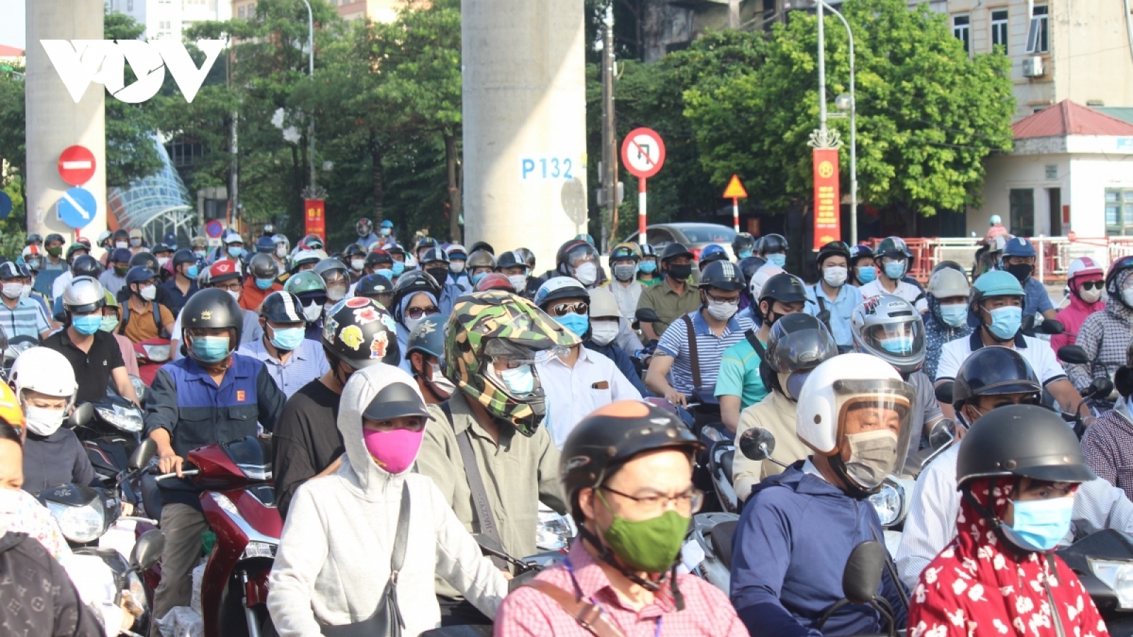 Ngày đầu giãn cách theo vùng, hàng ngàn người ùn ứ tại chốt vào "vùng đỏ"