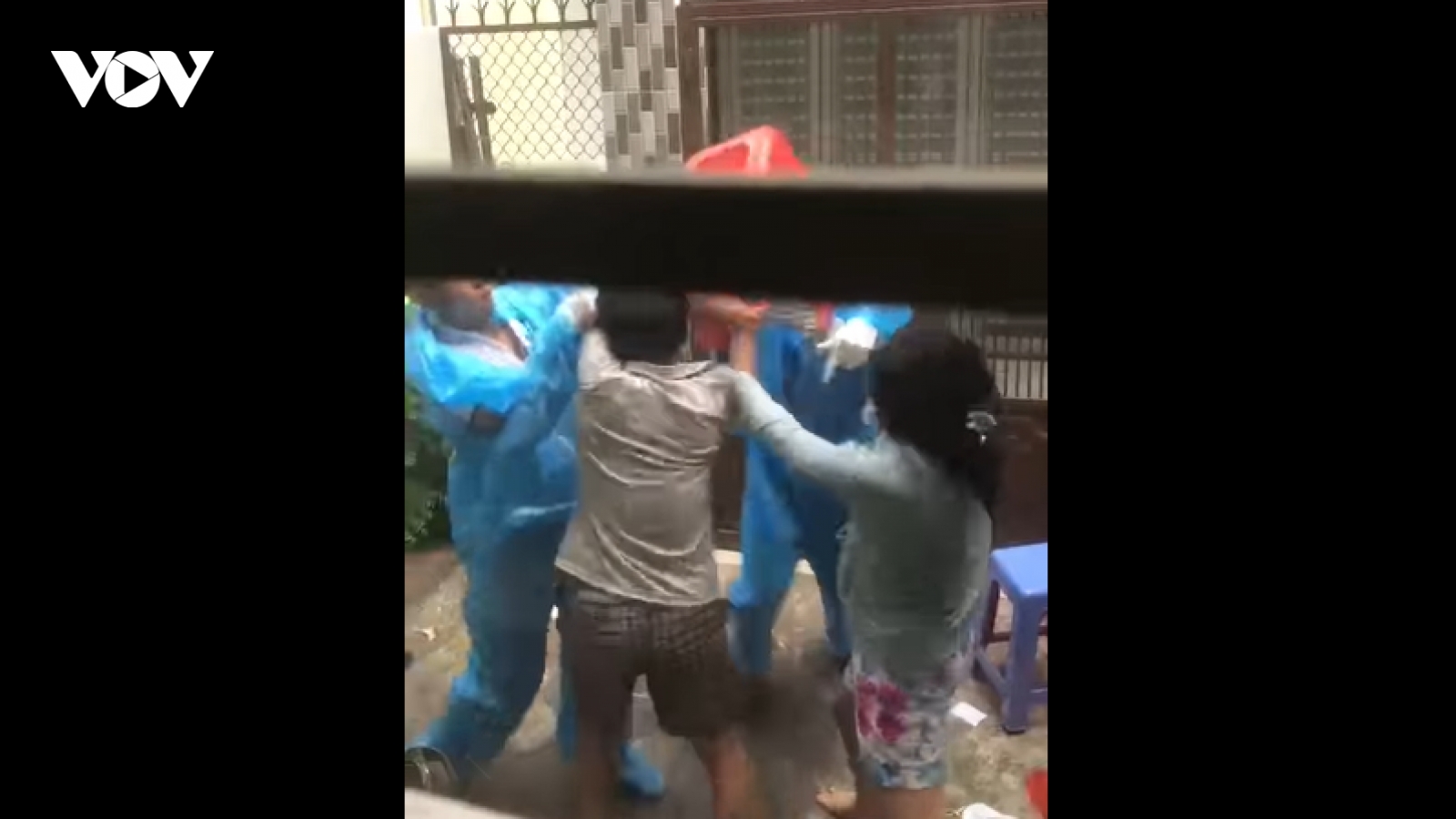 Nguyên nhân ban đầu vụ 3 người dân hành hung 2 nhân viên y tế ở Quận 8
