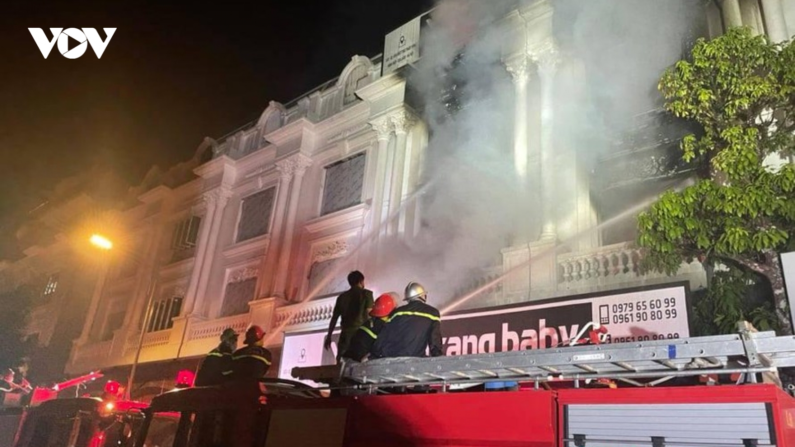 Cháy lớn lan ra 4 căn hộ liền kề tại khu biệt thự Ninh Hiệp, Hà Nội