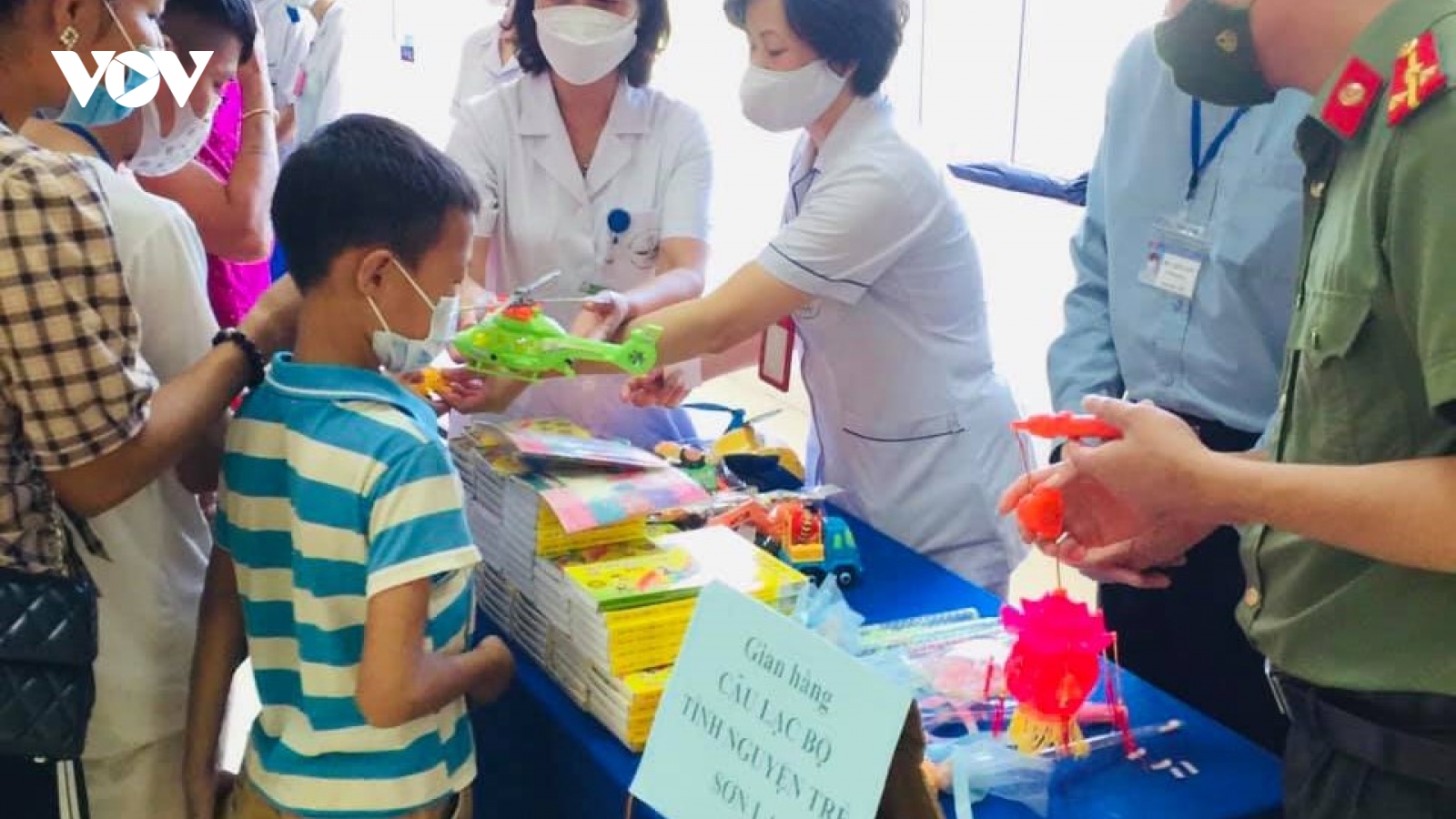 Gần 100 bệnh nhi ở Sơn La nhận quà Trung thu qua những gian hàng 0 đồng