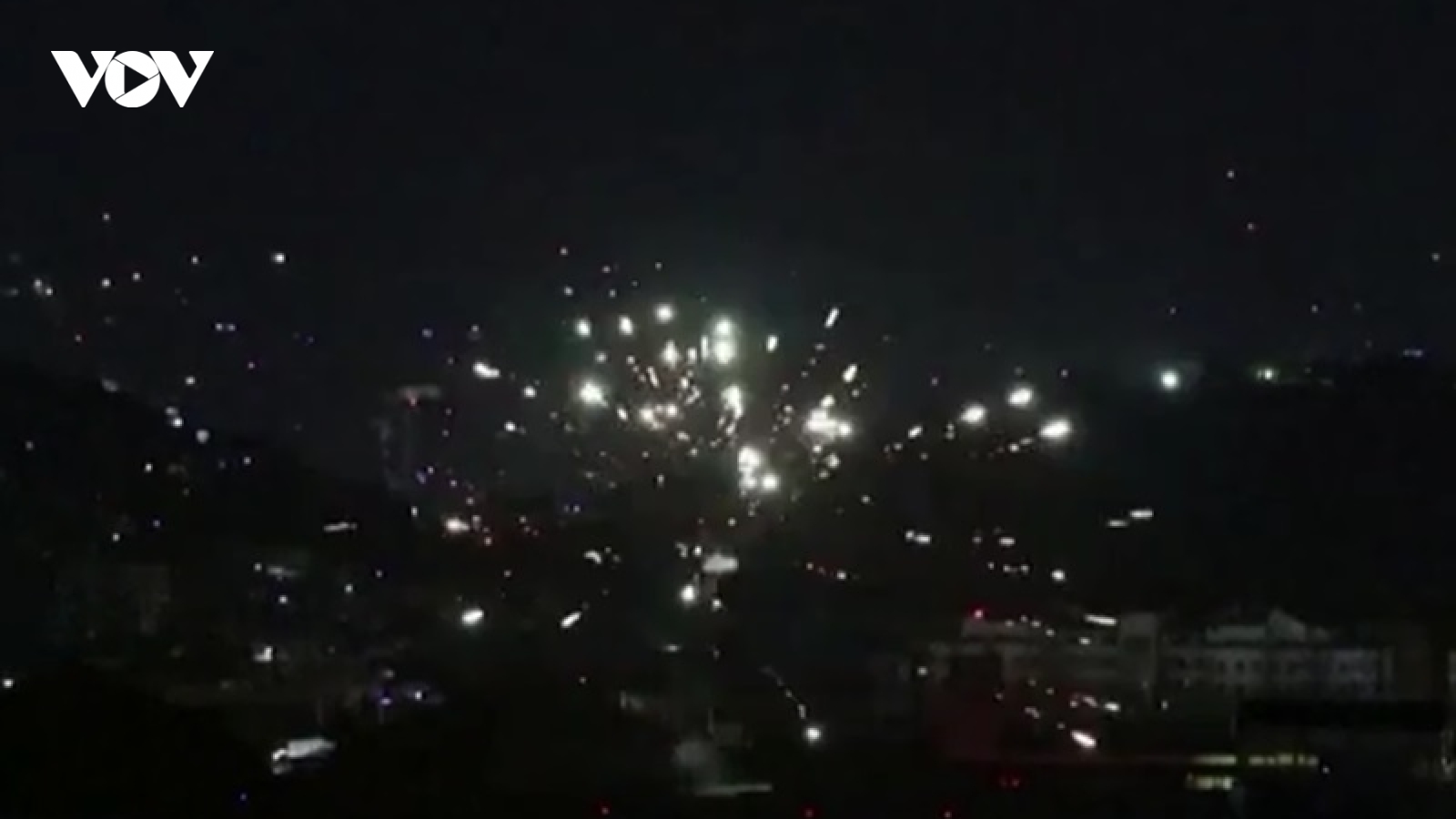 Video: Taliban bắn pháo hoa sáng lung linh trời đêm để ăn mừng chiến thắng