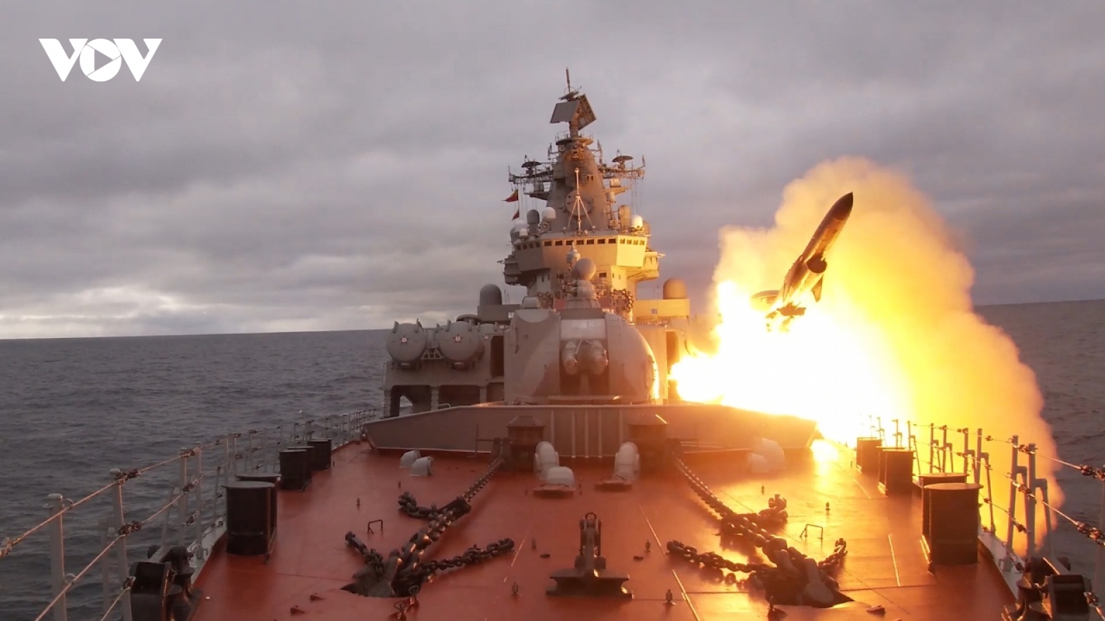 Tuần dương hạm Marshal Ustinov phóng tên lửa tiêu diệt mục tiêu trên biển Barents