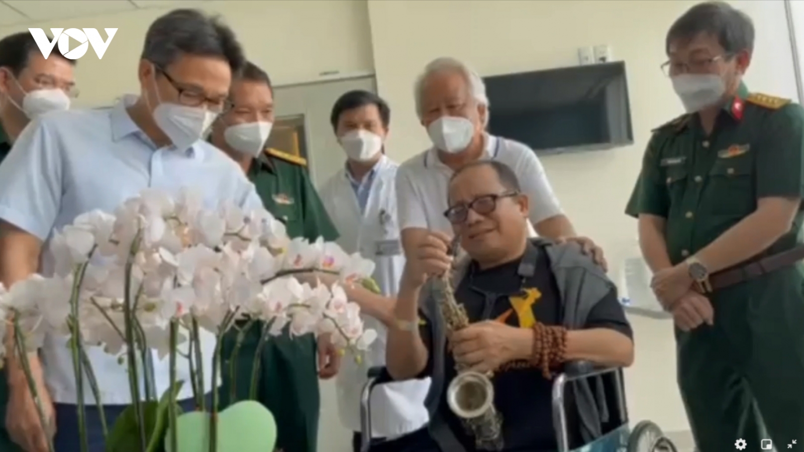 Nghệ sĩ Trần Mạnh Tuấn đã có thể ngồi dậy, xúc động khi chơi vài nốt saxophone