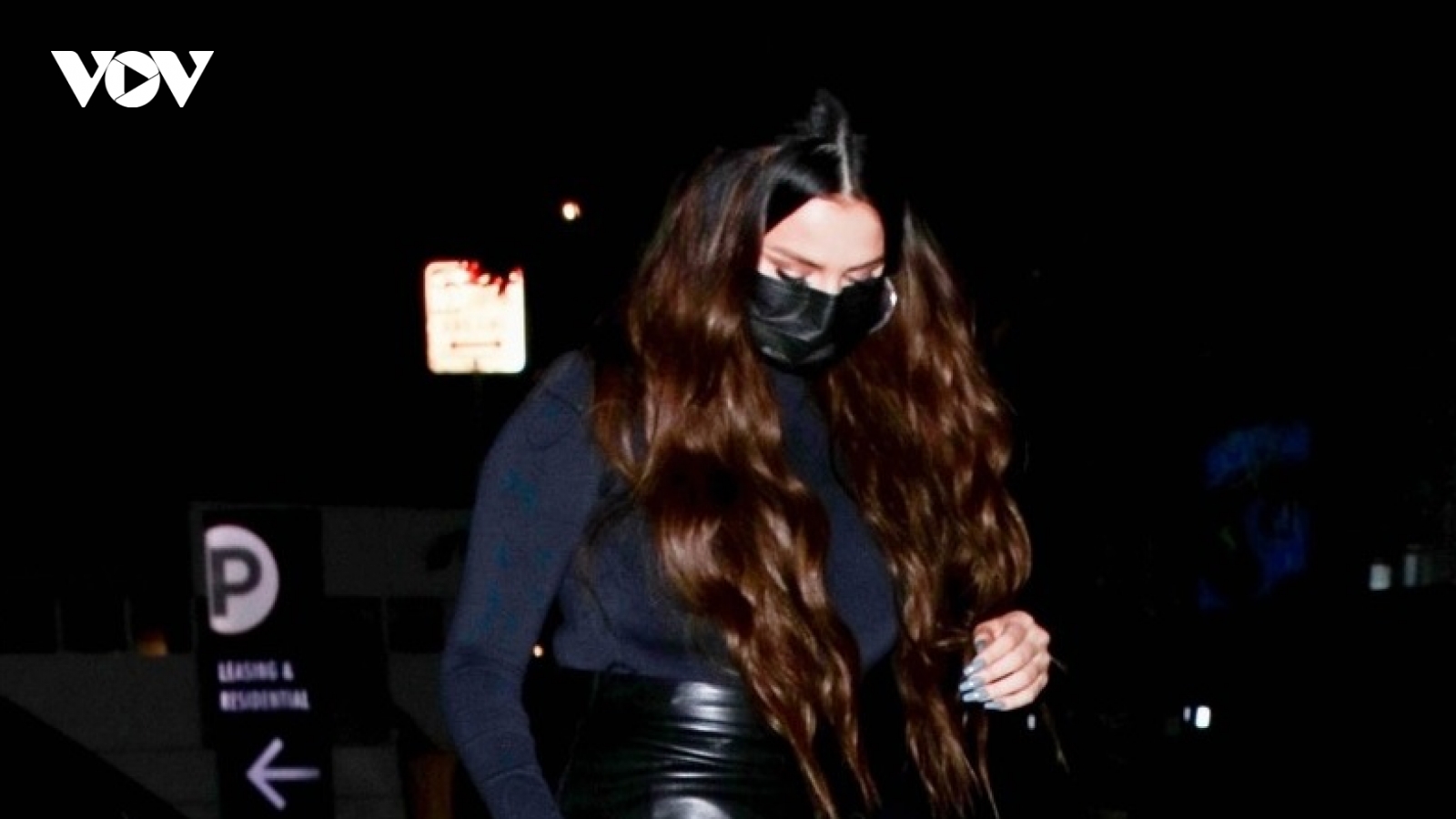Selena Gomez "né" paparazzi khi đi ăn tối cùng bạn bè