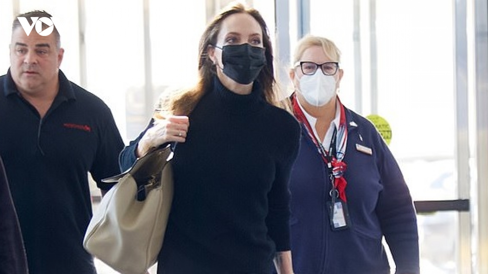 Angelina Jolie tái xuất xinh đẹp ở sân bay