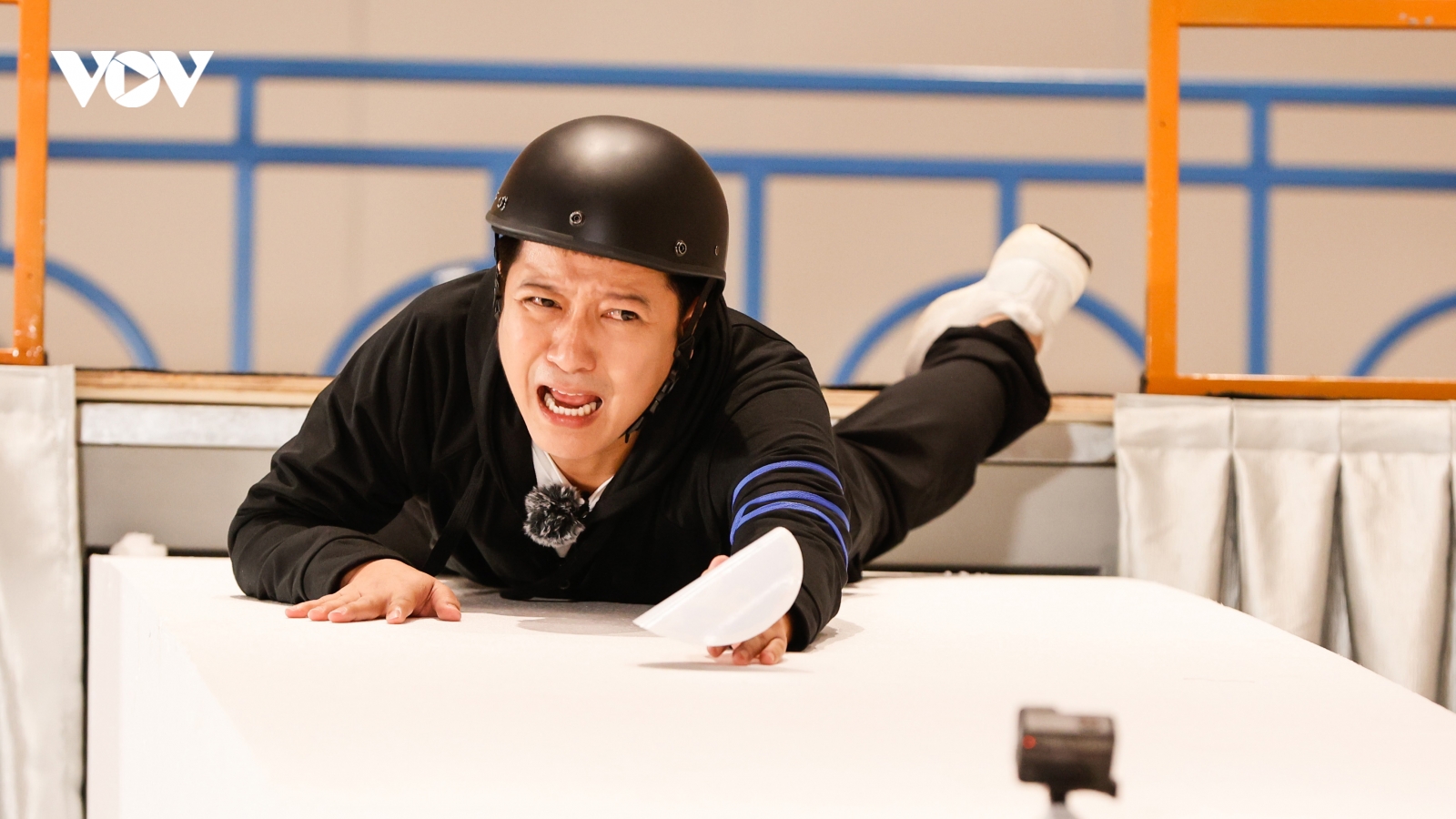 Trường Giang bị bao vây tứ phía, Lan Ngọc lộ biểu cảm hài hước trong Running Man Vietnam