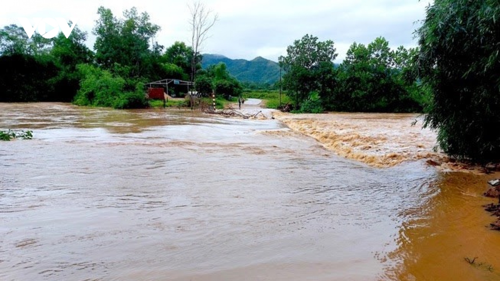 Mưa xối xả, hồ thủy lợi lớn nhất Nghệ An bắt đầu xả tràn