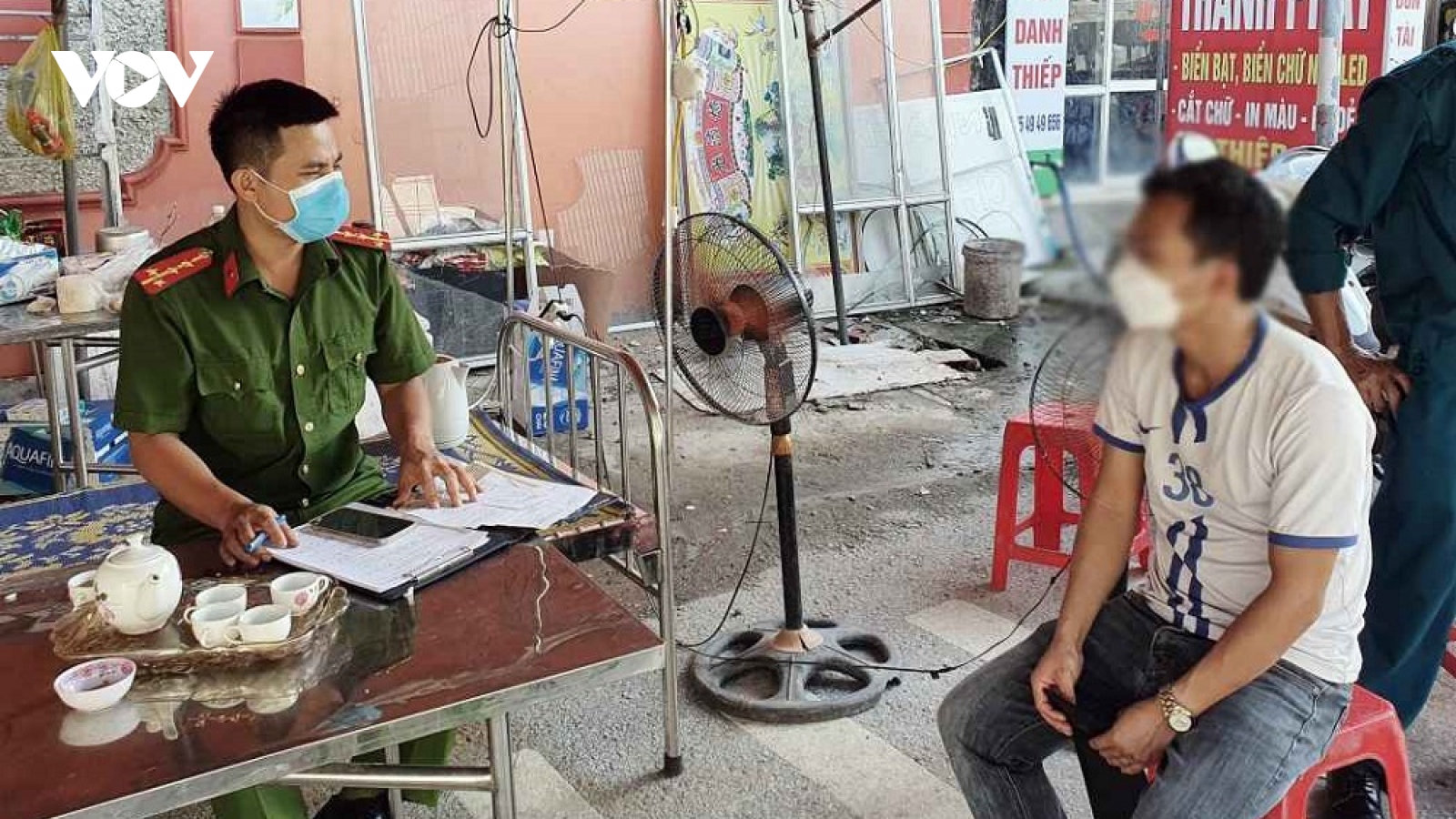 Nghệ An xử phạt nhiều tài xế sửa phiếu xét nghiệm để “thông chốt”