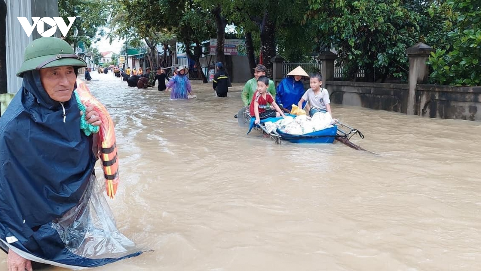 Nhà ngập sâu do mưa lớn, người dân Nghệ An cuống cuồng di dời tài sản 