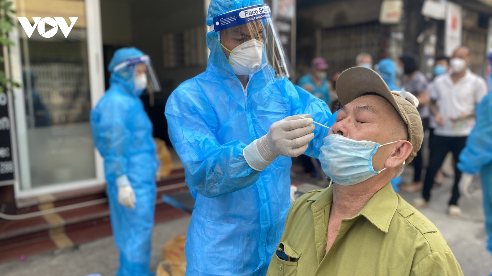 Hơn 400 nhân viên y tế Bắc Giang "đi từng ngõ" hỗ trợ quận Long Biên lấy mẫu xét nghiệm