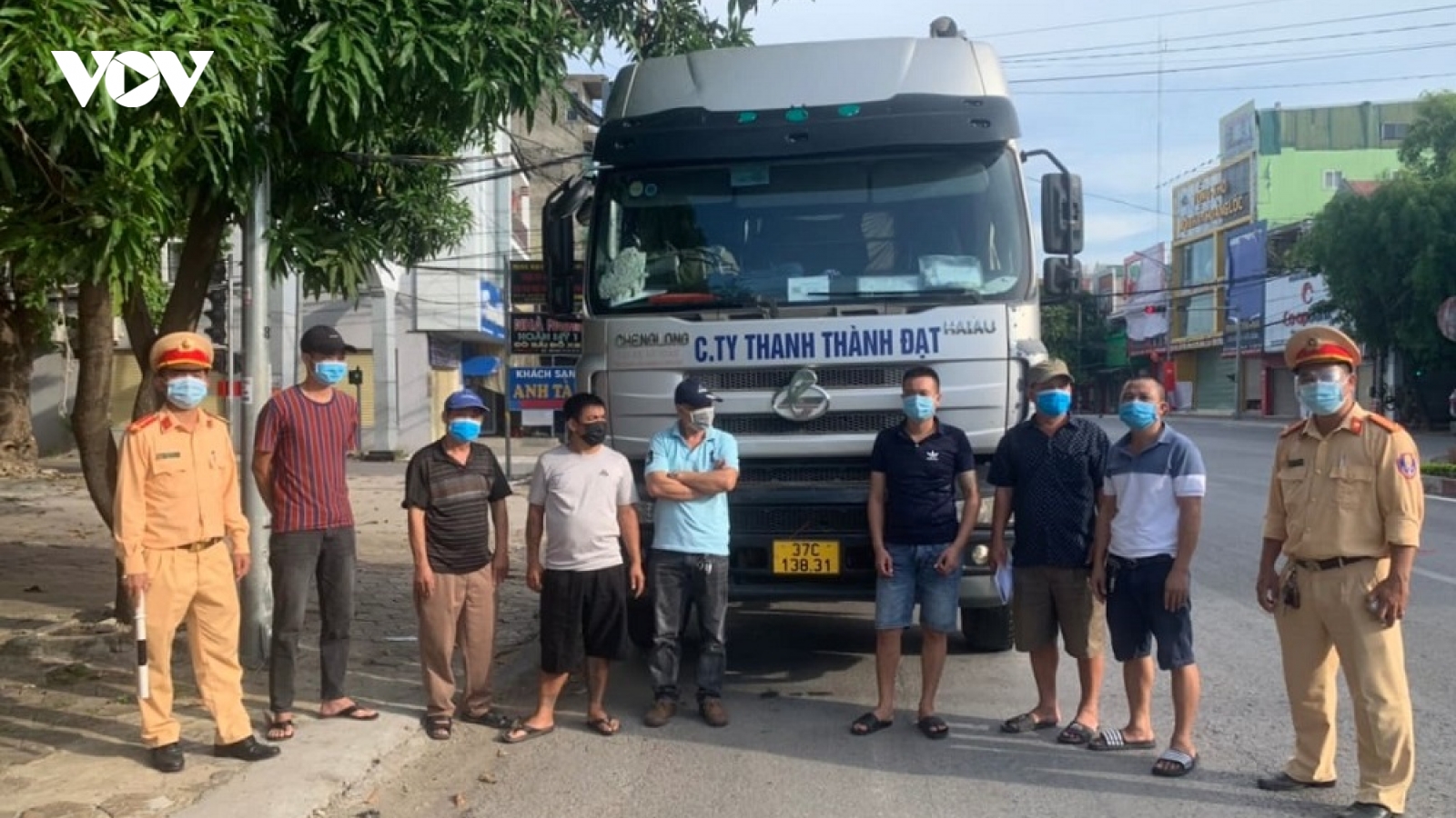 Phát hiện 6 người trốn trên xe đầu kéo để “thông chốt” ra khỏi TP.Vinh
