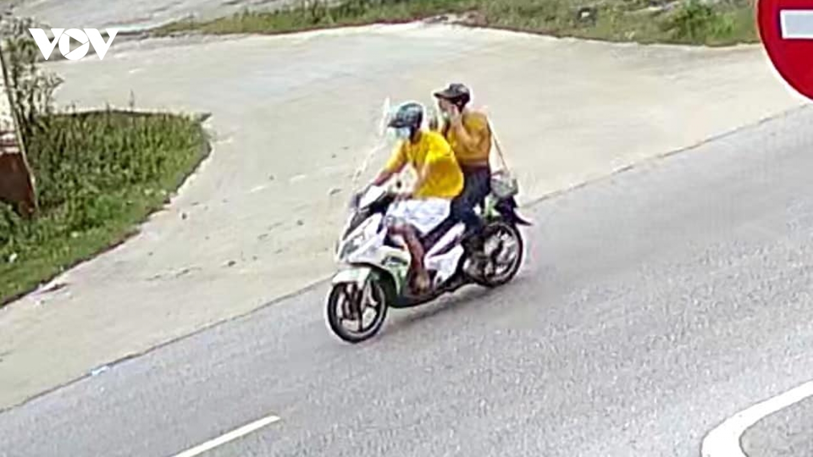 Đôi nam nữ phóng xe máy “thông chốt” bị phạt 10 triệu đồng