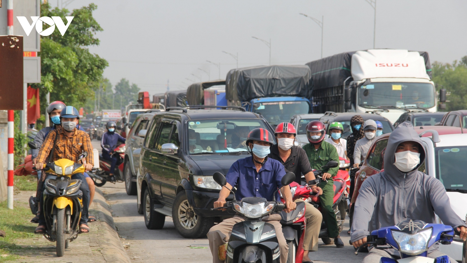 Cửa ngõ thành phố Vinh ùn tắc trong ngày đầu dừng Chỉ thị 16 