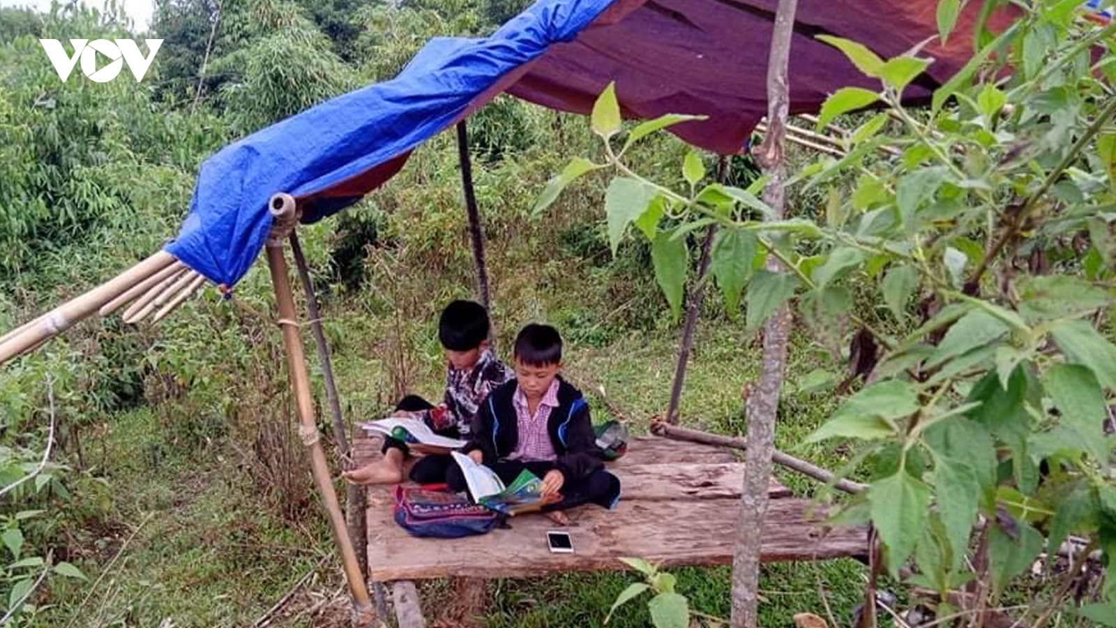 Học trò xứ Nghệ lên núi dựng chòi “tìm sóng” học trực tuyến
