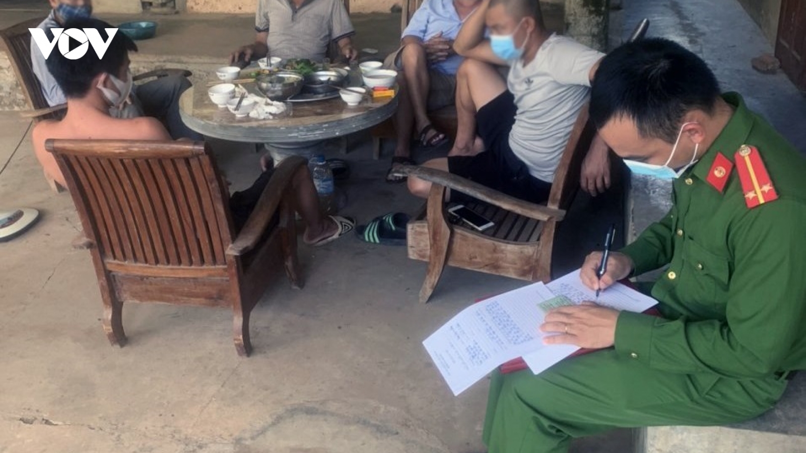 Nghệ An, Hà Tĩnh phát hiện xử lý nhiều đối tượng ăn nhậu, đánh bạc trong mùa dịch