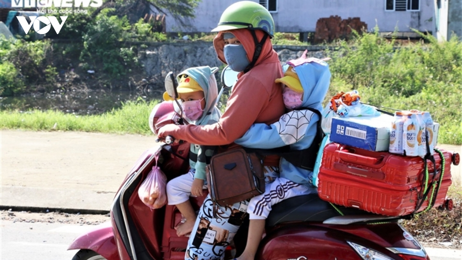 Học sinh, phụ huynh tất tả, ‘tay xách nách mang’ trở về Đà Nẵng