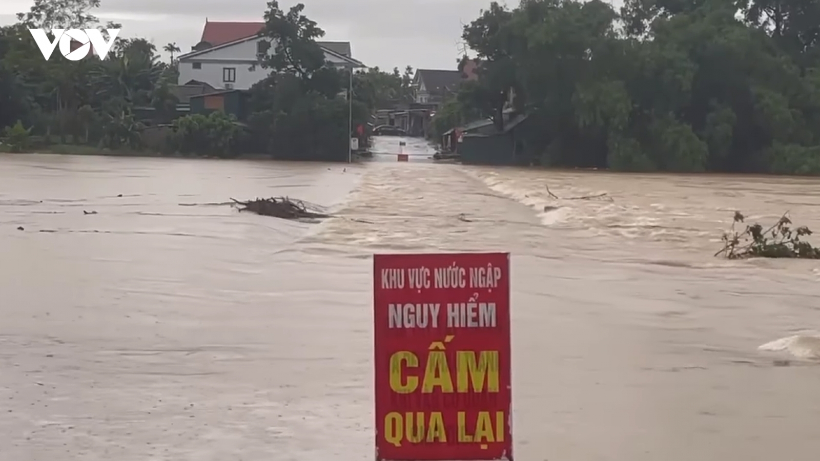 Mưa lớn, đất đá đổ sập vào nhà dân khiến 2 cháu nhỏ bị thương ở Hà Tĩnh