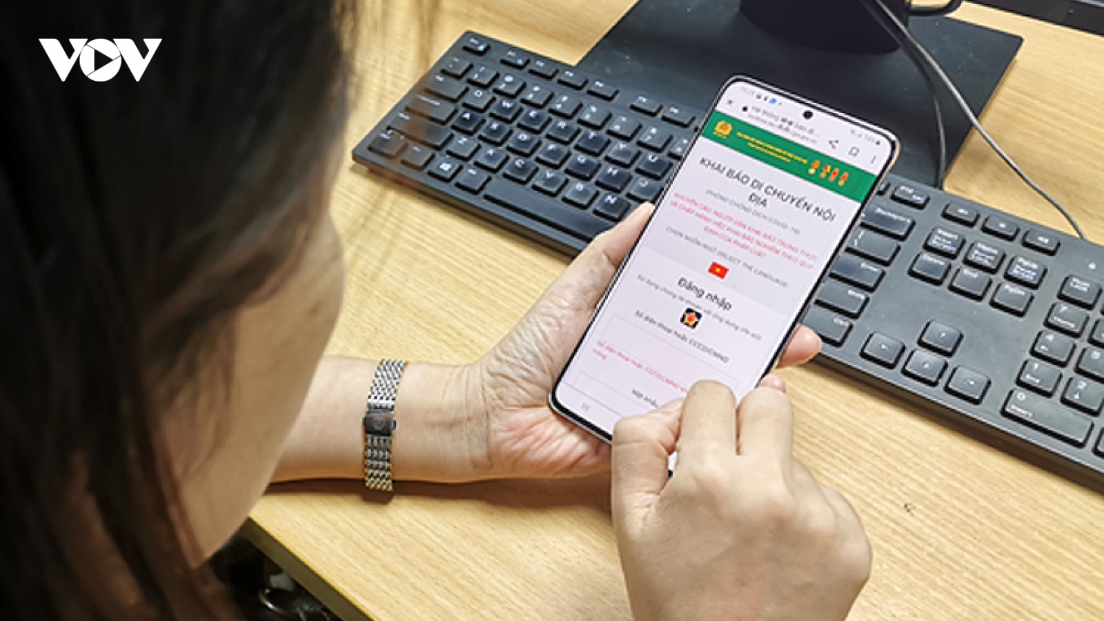 Giấy đi đường mang tên app công nghệ